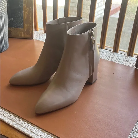 NEW Kate Spade Amelie Nude Leather Ankle Boots - Picture 1 of 7